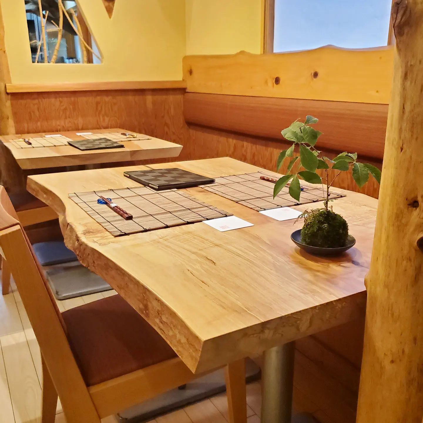 皆さまこんにちは。久原です。本日7月14日をもちまして開店㊗️15年目を迎えることができました！

資金がない、人脈も知名度もない15年前の私達がこんなにもありがたい環境、気持ちになれたのも本当に皆さまのおかげです。

ありがとうございます。

皆さまに支えていただき15年目にしてやっとやりたい店の形が整いました！

今年は親子共々お世話になってます加藤さん、佐藤さんのお力添えをいただきテーブルを変えさせてもらいましたd=(^o^)=b

格好いい～‼️

うんうん(喜)

いい店になったな～(自画自賛すみません😣💦)

これからあと何年続けて行けるか分かりませんが久原夫婦は志をかえることなく商いをさせていただきます。今後ともご支援いただき、見届けてもらえると嬉しいです。よろしくお願いいたします。　　　久原