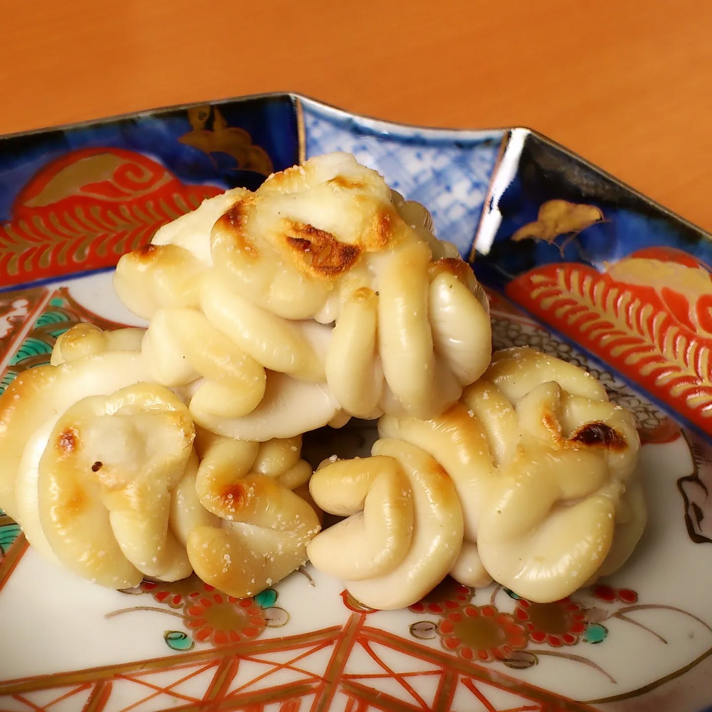 おつかれさまです🍁久原です。

鱈の白子　始まりました！！

写真は白子焼きですが、

白子ぽん酢・白子天ぷら　も

ご用意していますヽ(^。^)ノ

日に日に寒くなってきました。

体調くずされない
ようお過ごしください😊
